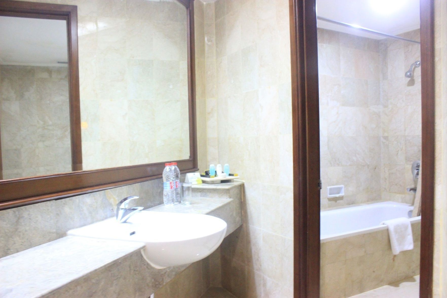 浴室 | 淋浴/浴缸二合一、免費盥洗用品、吹風機、拖鞋