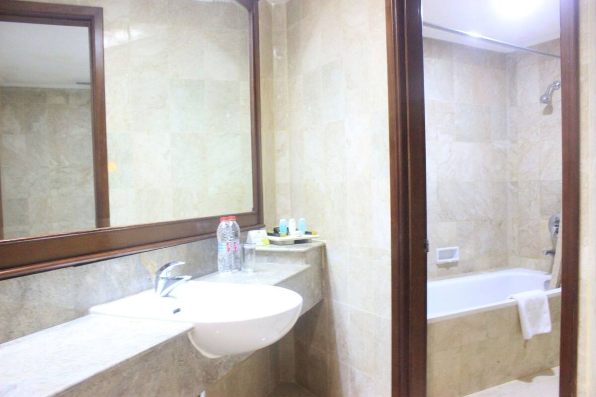 Kylpyhuone | Suihkun ja ammeen yhdistelmä, ilmaiset hygieniatuotteet, hiustenkuivaaja