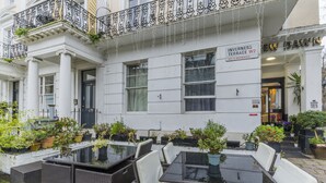 Front of property - New Dawn Hotel (London)