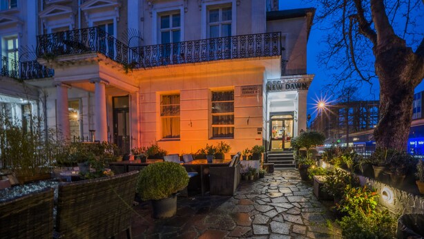 Front of property - evening/night - New Dawn Hotel (London)