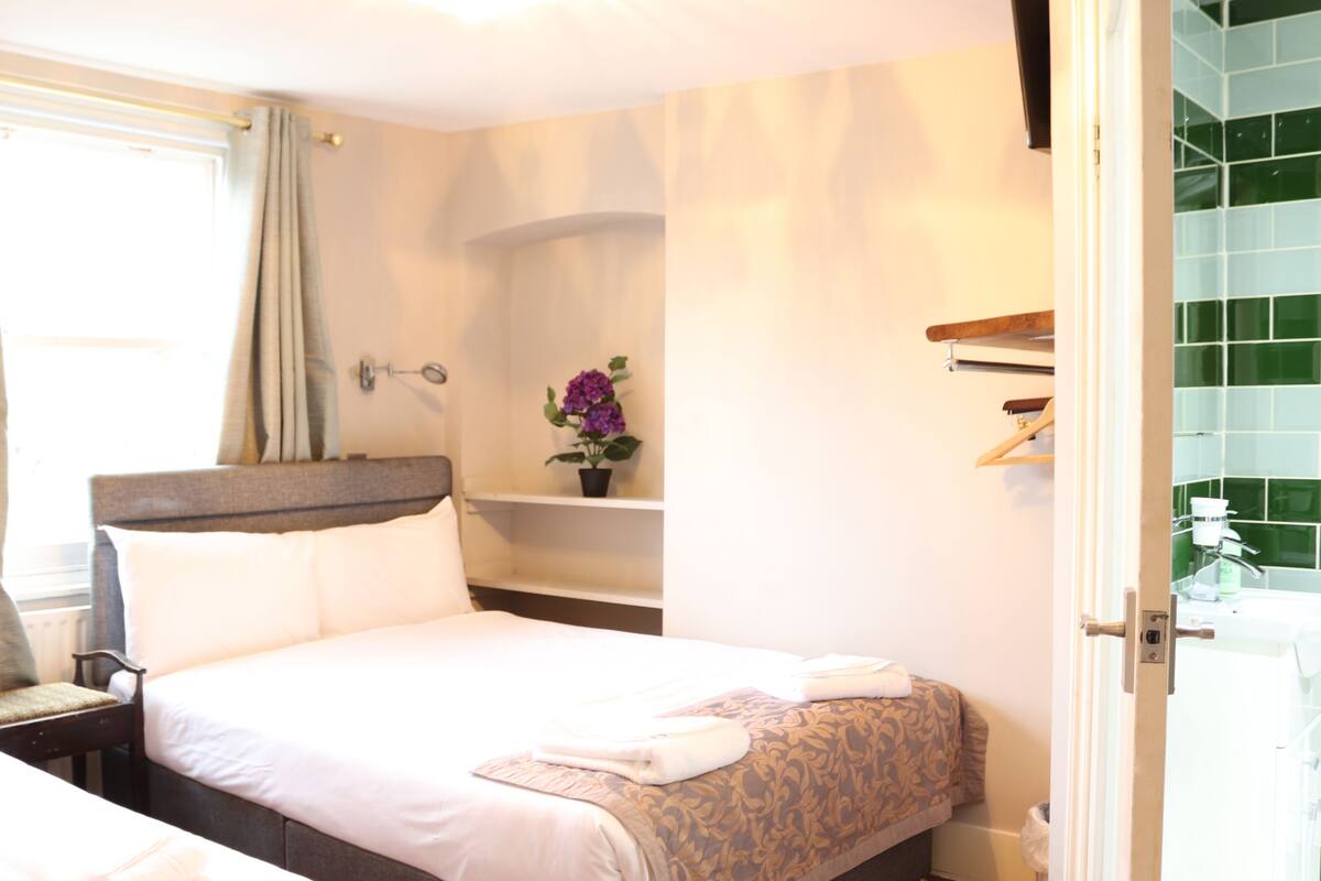Iron/ironing board, bed sheets