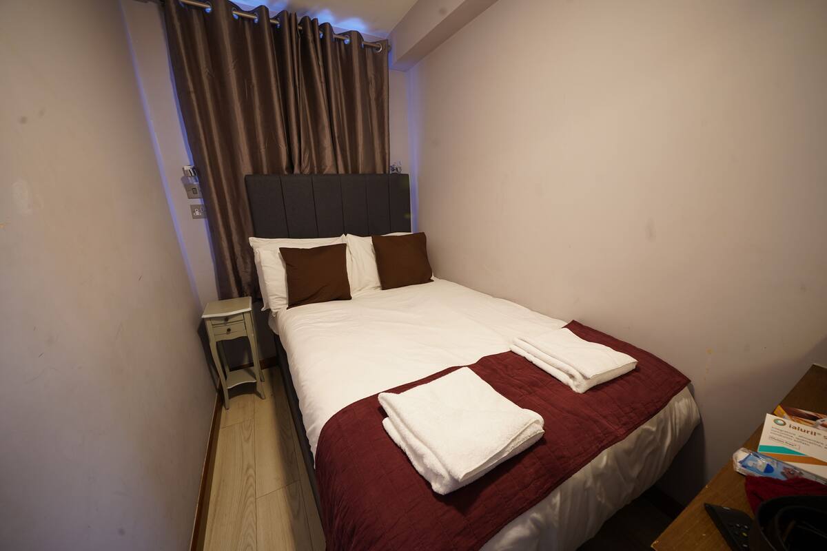 Iron/ironing board, bed sheets