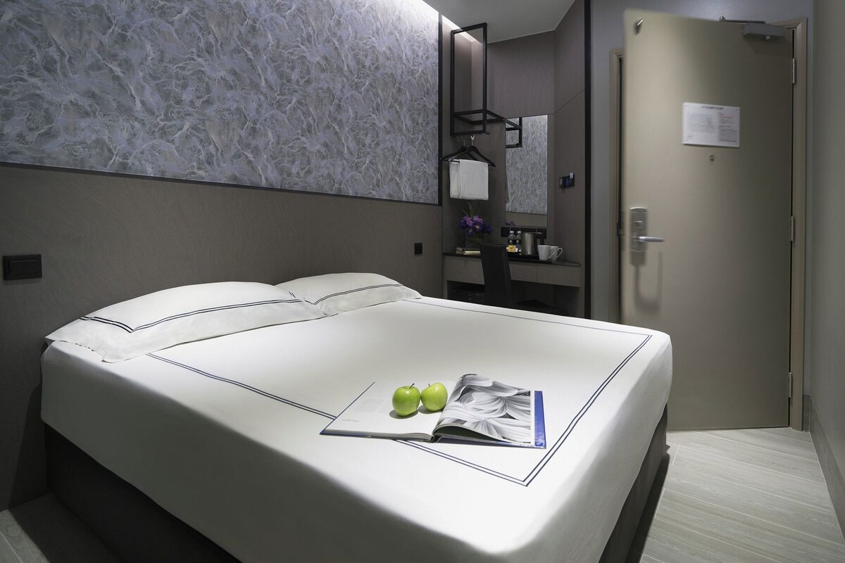 Minibar, in-room safe, iron/ironing board (on request), WiFi (free)