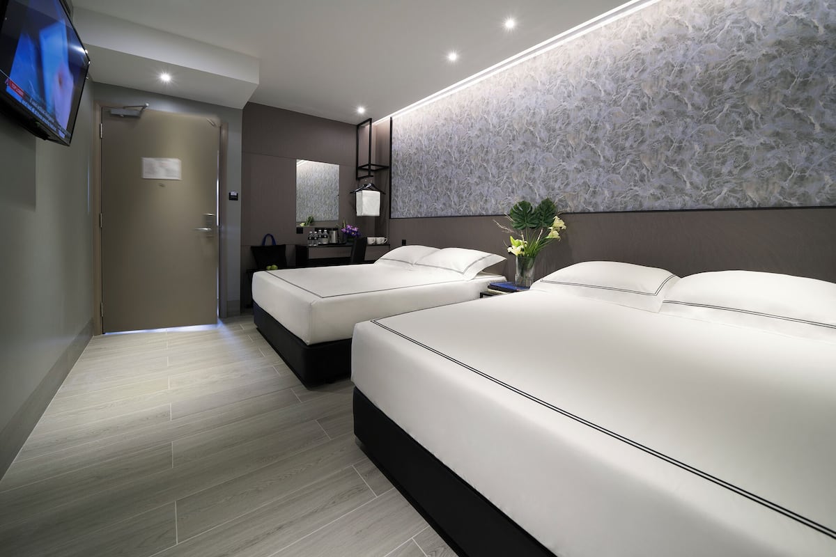 family room | minibar, in-room safe, iron/ironing board, free wifi