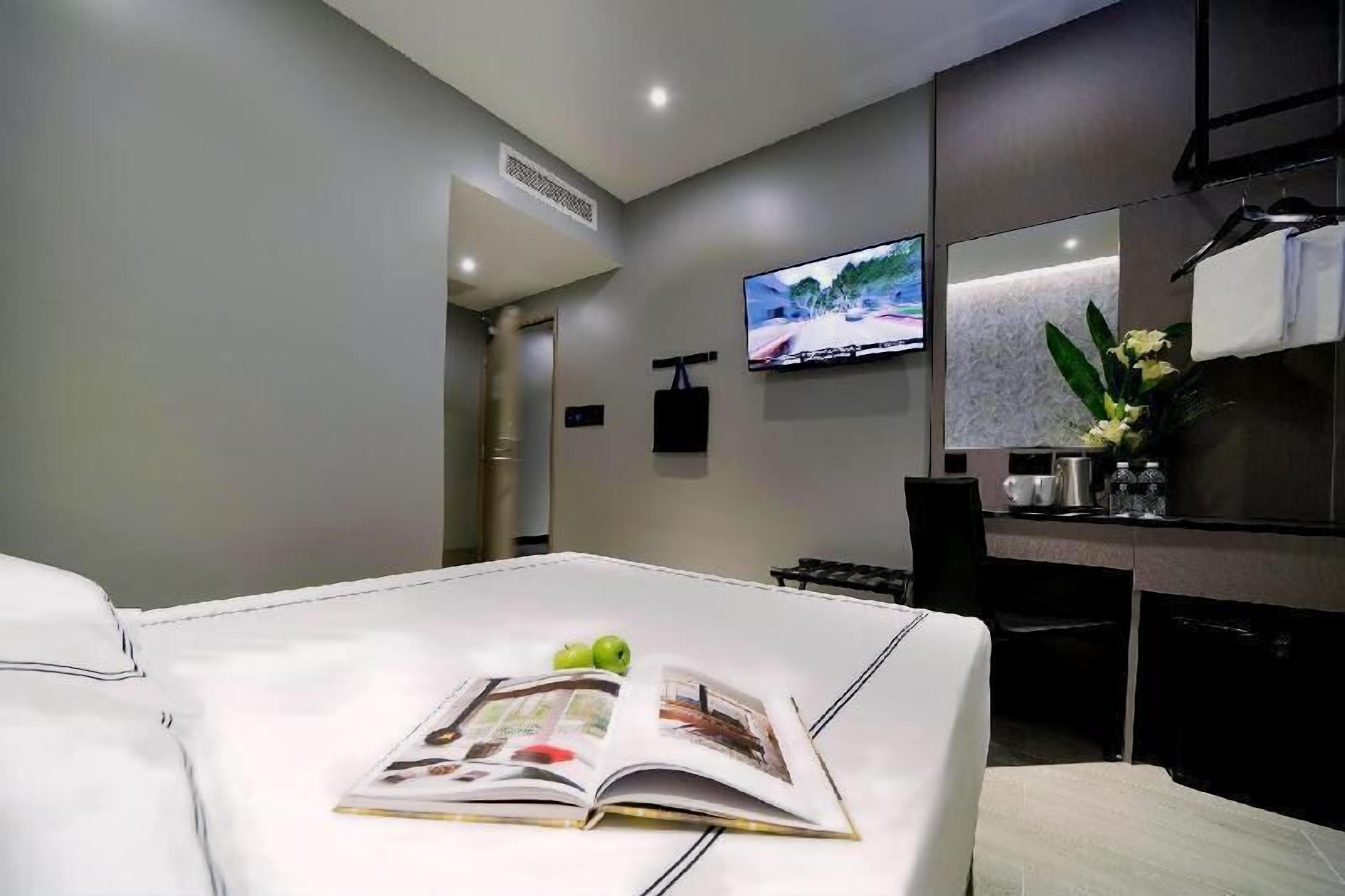 Minibar, két bảo mật tại phòng, bàn ủi/dụng cụ ủi quần áo 