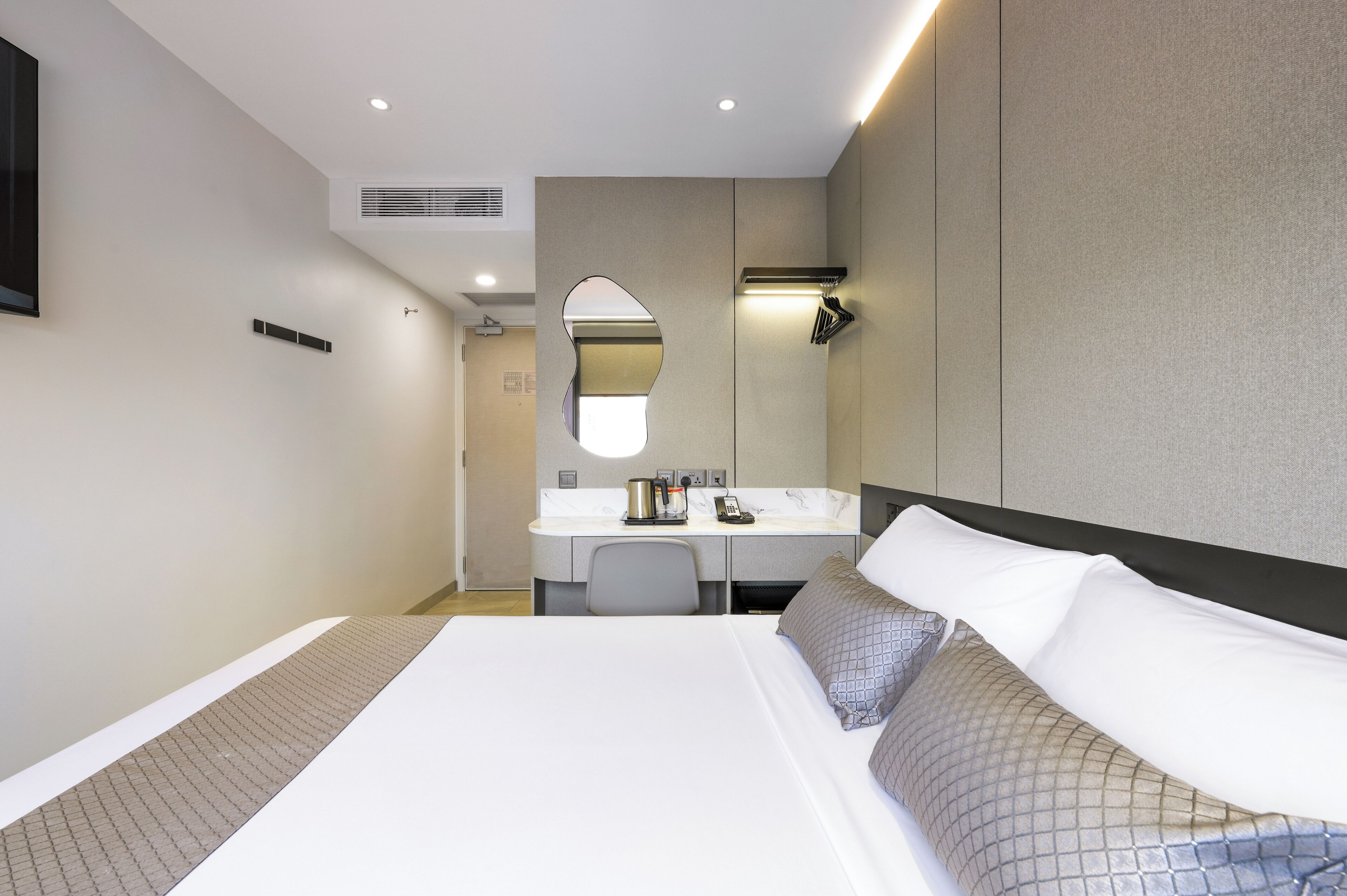 Quarto superior, 1 cama Queen | Cortinas blackout, Wi-Fi de cortesia, roupa de cama