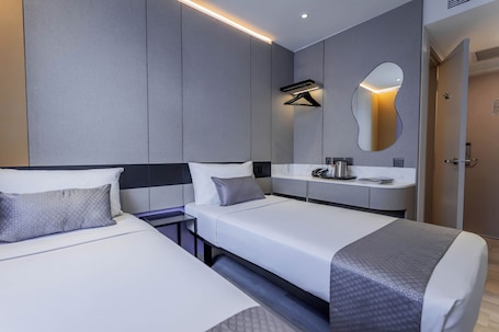 Cortinas blackout, wifi gratis y ropa de cama