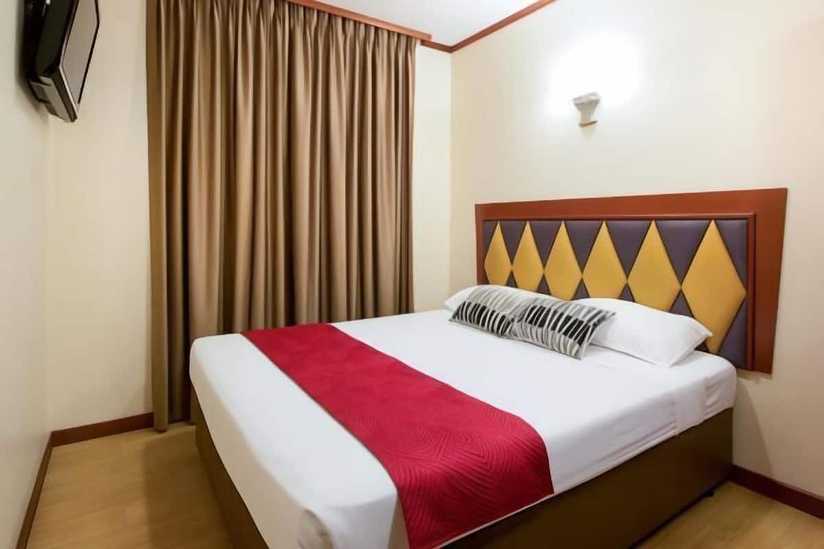 Blackout curtains, free WiFi, bed sheets
