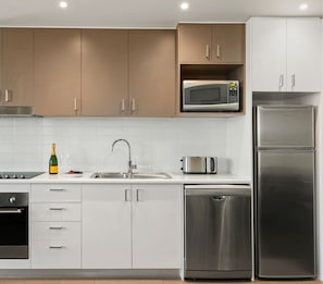 Microondas, placa de cocina, cafetera/tetera, tetera/pava eléctrica