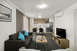 Apartamento standard, 1 quarto | Roupas de cama premium, camas com colchões pillow-top, frigobar