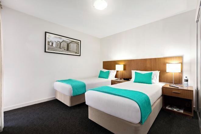 Ropa de cama de alta calidad, camas con pillow-top y minibar 