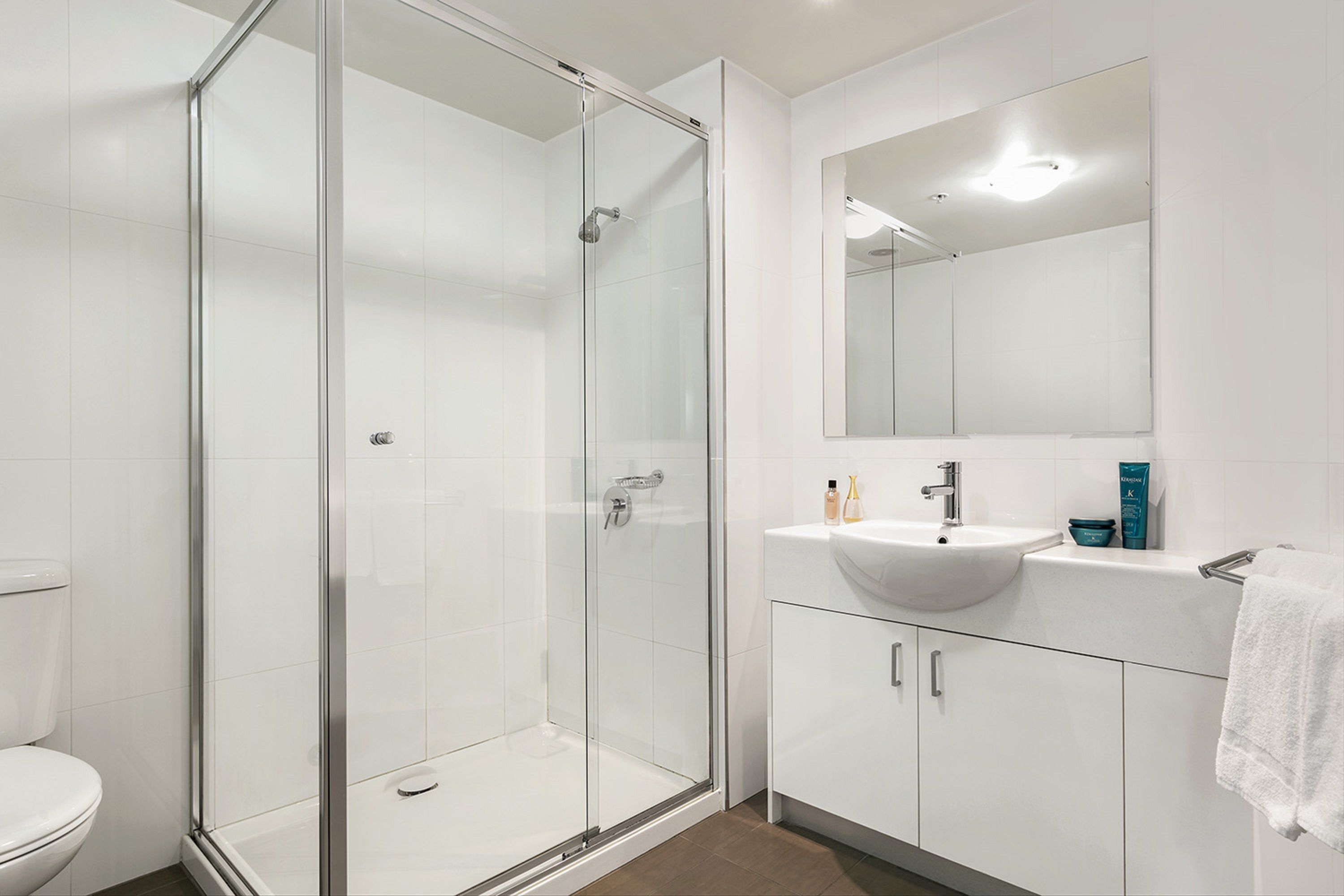 Executive Three Bedroom Apartment | Bathroom | Free toiletries, hair dryer, towels