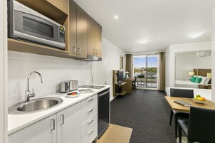 Microondas, placa de cocina, cafetera/tetera, tetera/pava eléctrica