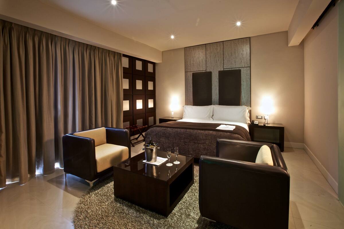 executive room, 1 king bed, non smoking | minibar, in-room safe, desk, soundproofing