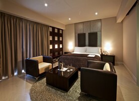 Minibar, caja de seguridad en la habitación y escritorio 