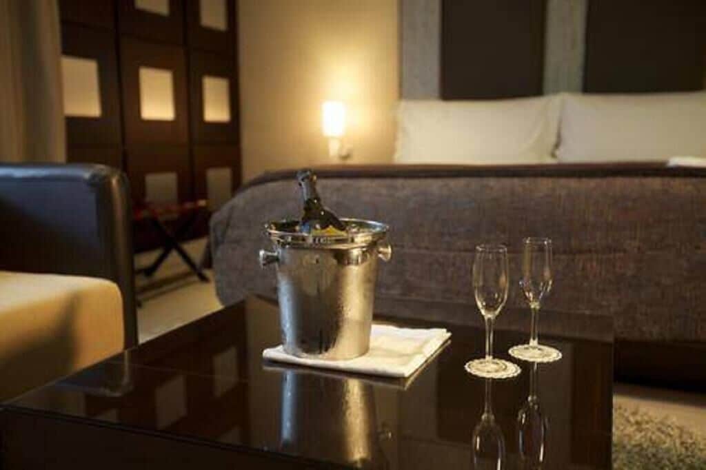 executive suite, non smoking | minibar, in-room safe, desk, soundproofing