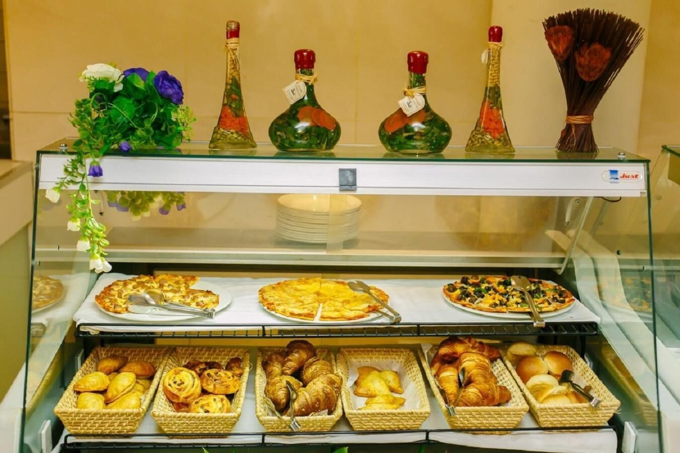 Lunch and dinner served