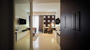 Executive Room, 1 King Bed, Non Smoking | Minibar, in-room safe, desk, soundproofing