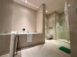 Bañera y ducha independientes y artículos de higiene personal gratuitos