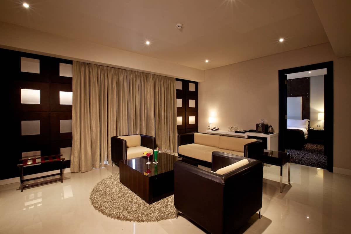 Suite ejecutiva, para no fumadores | Minibar, caja de seguridad en la habitación y escritorio