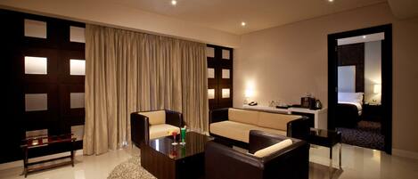 Executive Suite, Non Smoking | Minibar, in-room safe, desk, soundproofing