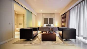 Executive Room, 1 King Bed, Non Smoking | Minibar, in-room safe, desk, soundproofing