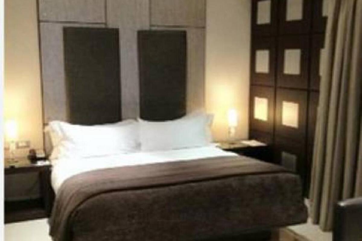 luxury room, non smoking | minibar, in-room safe, desk, soundproofing