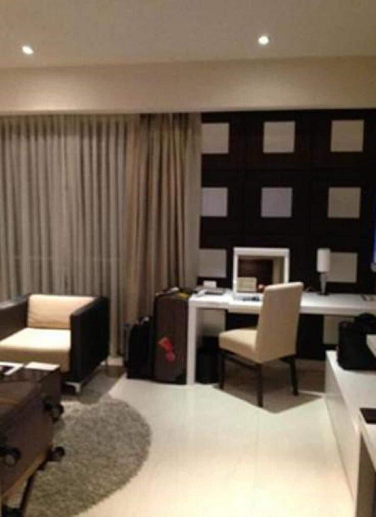 executive room, 1 king bed, non smoking | living room | tv