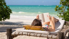 Private beach, white sand, sun loungers, beach towels - Kichanga Lodge (Michamvi)