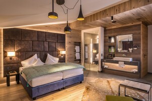 Ropa de cama de alta calidad y caja de seguridad en la habitación 