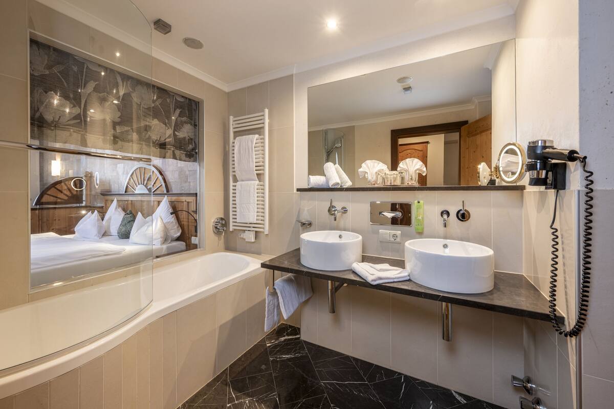 junior suite (classic) | bathroom | free toiletries, hair dryer, bathrobes, slippers