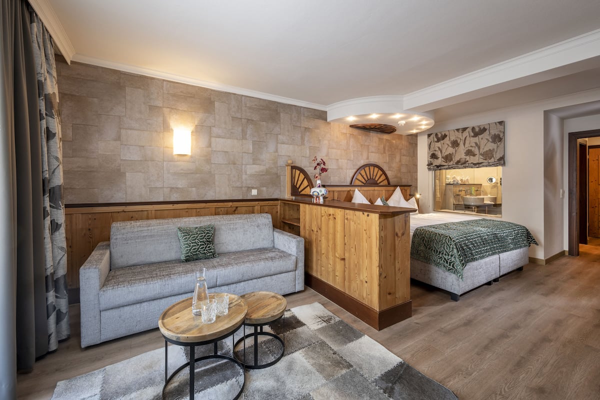 Junior Suite (Classic) | Premium bedding, in-room safe, individually decorated, desk