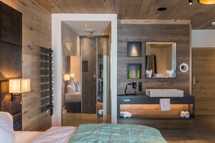 Suite de diseño | Ropa de cama de alta calidad, caja fuerte, decoración individual