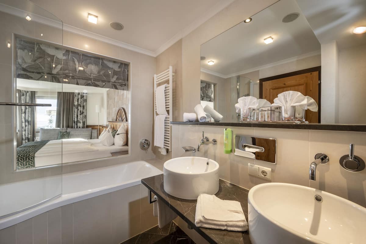 comfort double room (classic) | bathroom | free toiletries, hair dryer, bathrobes, slippers