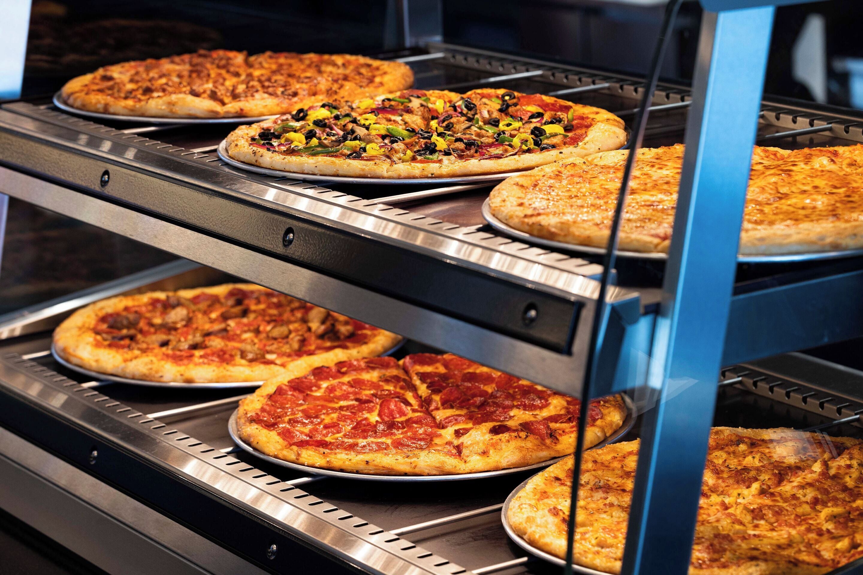 Un four à pizza doté de plusieurs plateaux à pizza.