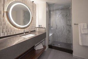 Shower, perlengkapan mandi gratis, pengering rambut, dan handuk