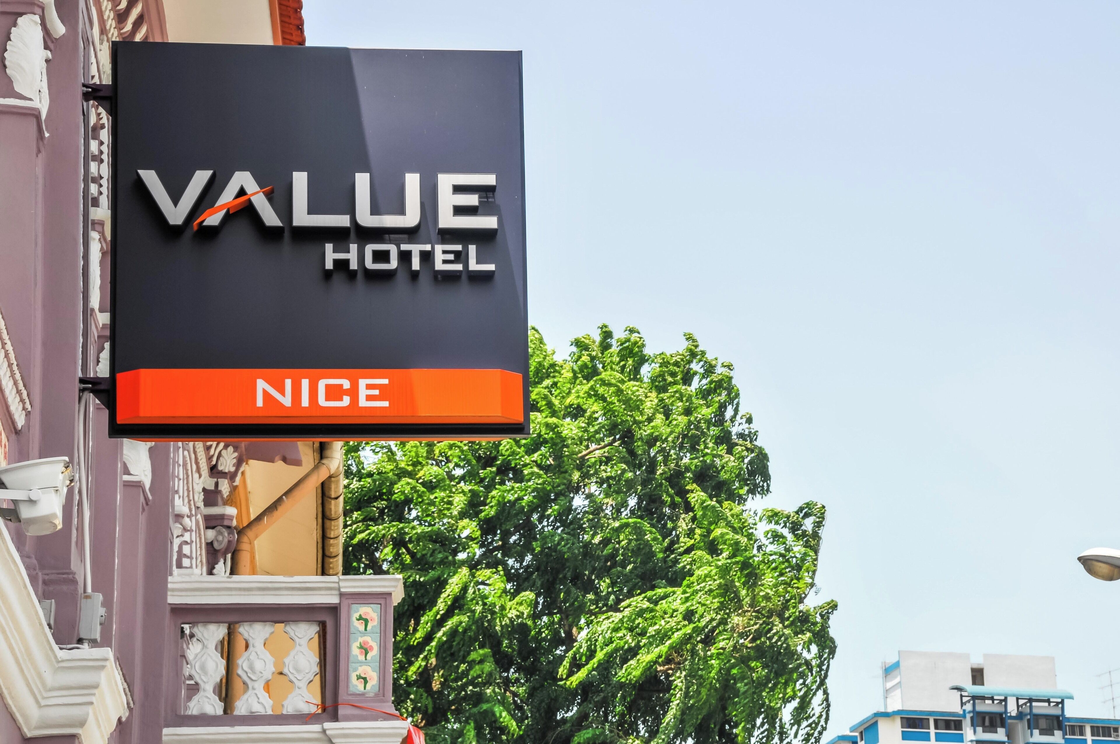 Coffres-forts dans les chambres, fer et planche à repasser