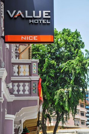 Standard Queen (No Window) | In-room safe, iron/ironing board, free WiFi, bed sheets