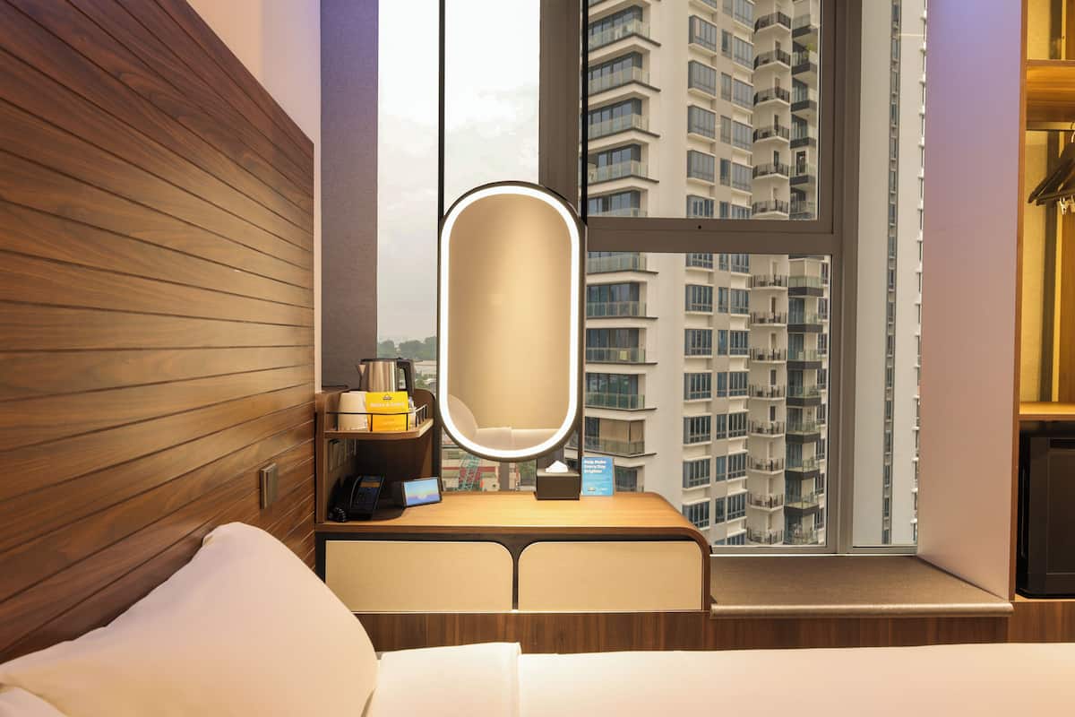 Habitación superior, 1 cama Queen size (Ambient Lighting, Ergonomic Mattress) | Caja de seguridad en la habitación y tabla de planchar con plancha