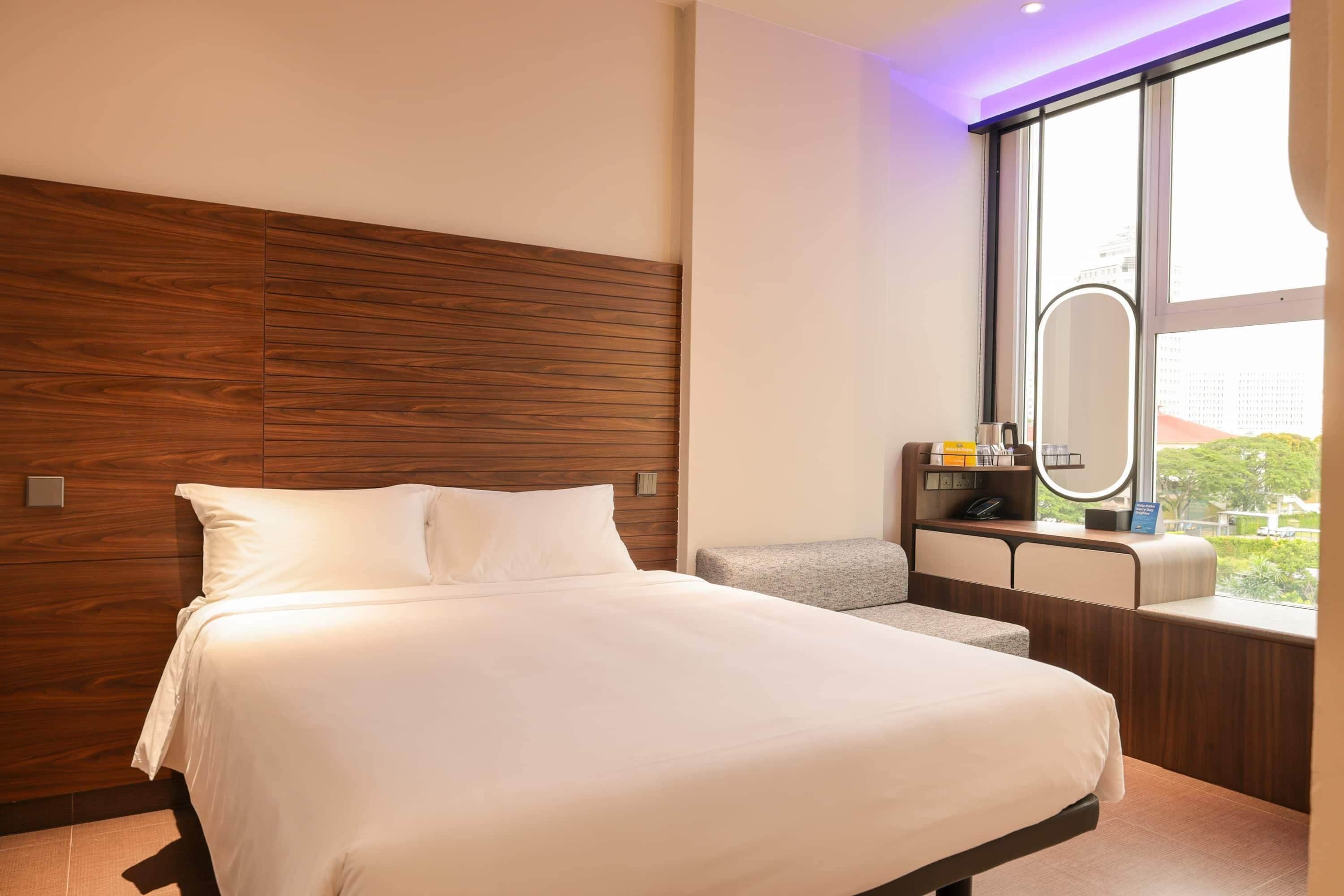 Habitación estándar, 1 cama de matrimonio con sofá cama (Ambient Lighting) | Caja fuerte, tabla de planchar con plancha, wifi gratis y ropa de cama