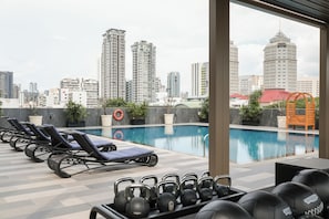 Una piscina al aire libre
