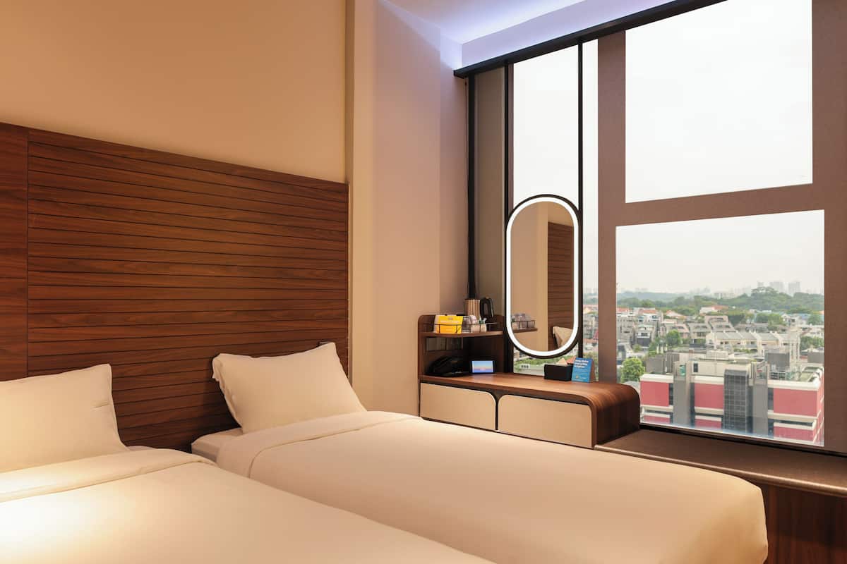 Habitación superior, 2 camas individuales (Ambient Lighting, Ergonomic Mattress) | Caja de seguridad en la habitación y tabla de planchar con plancha