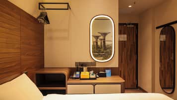 Une chambre d’hôtel avec une tête de lit en bois, une table de chevet avec une lampe, un miroir et une vue sur une structure de pont.