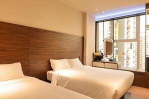 Habitación superior, varias camas | Caja fuerte, tabla de planchar con plancha, wifi gratis y ropa de cama