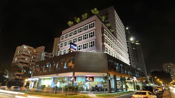 Bagian depan properti - sore/malam