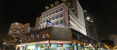 Bagian depan properti - sore/malam