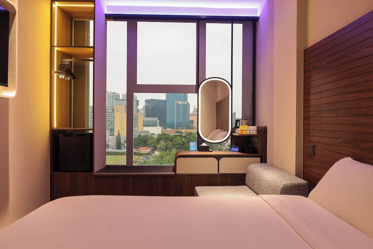 Habitación superior, 1 cama Queen size y sofá cama (Ambient Lighting, Ergonomic Mattress) | Caja de seguridad en la habitación y tabla de planchar con plancha