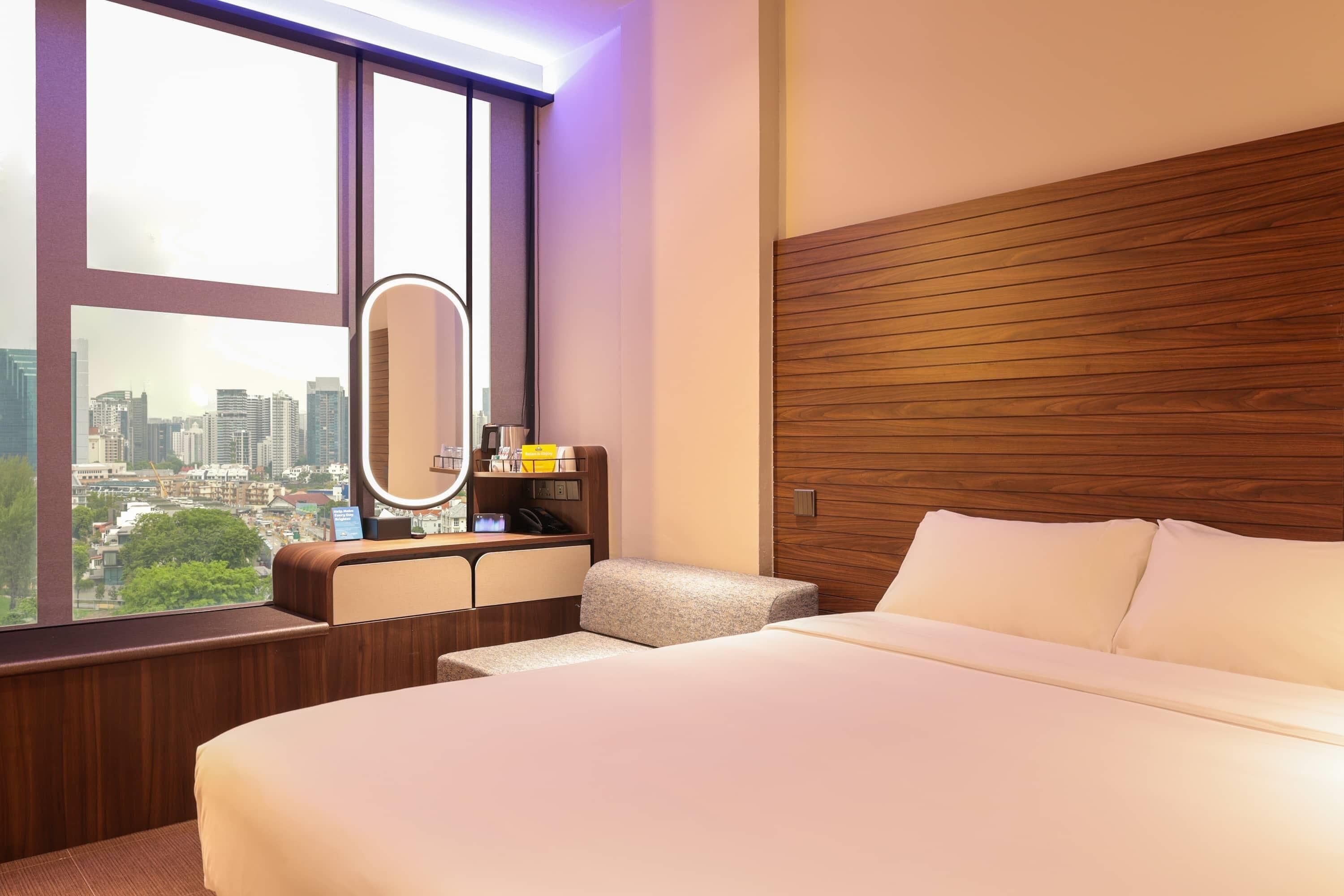 Habitación superior, 1 cama de matrimonio con sofá cama (Ambient Lighting, Ergonomic Mattress) | Caja fuerte, tabla de planchar con plancha, wifi gratis y ropa de cama