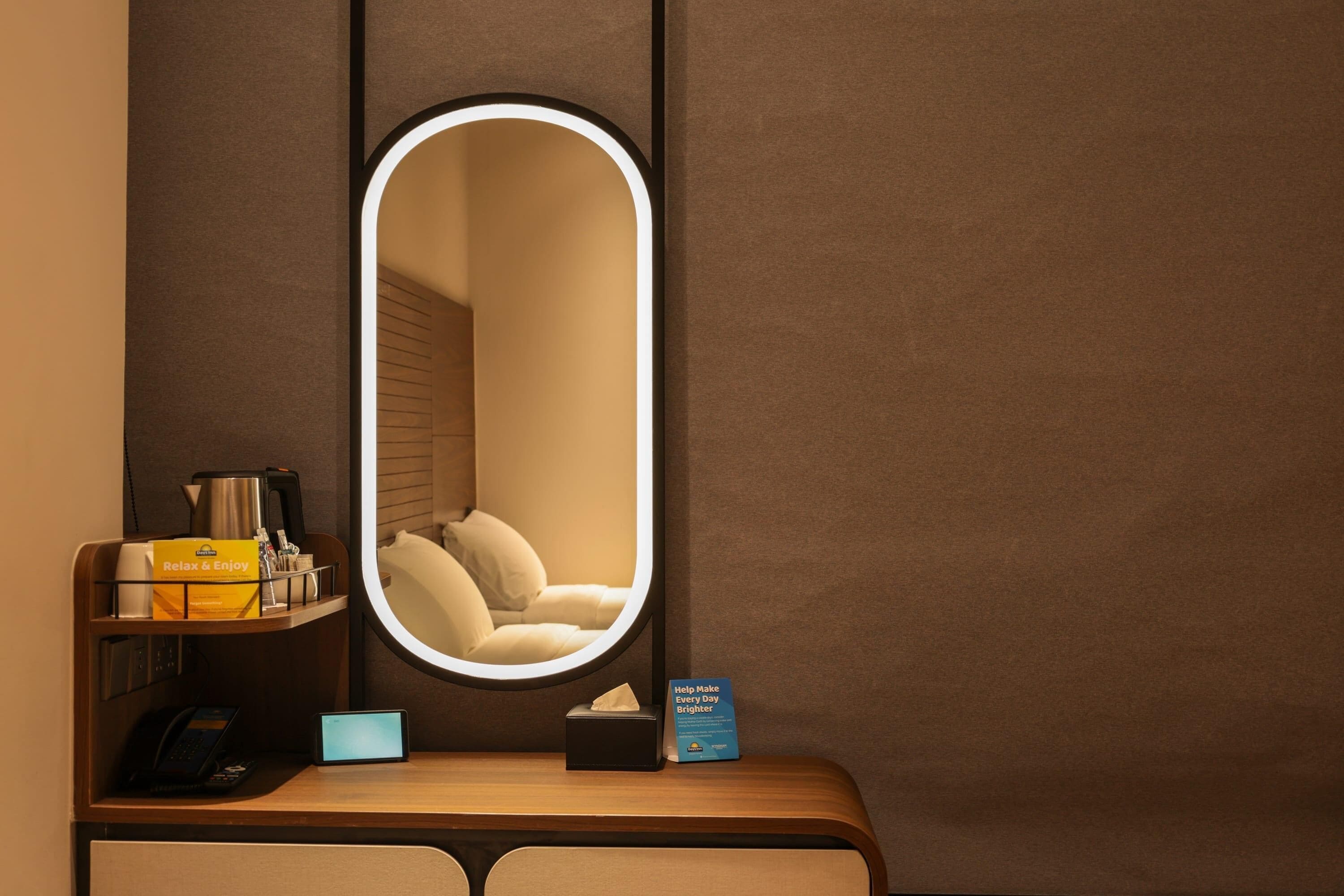 Habitación superior, varias camas (Triple, Ergonomic Mat, Ambient Light) | Caja fuerte, tabla de planchar con plancha, wifi gratis y ropa de cama