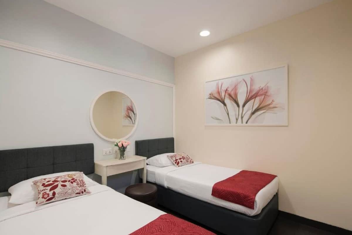 Roupas de cama premium, escrivaninha, cortinas blackout